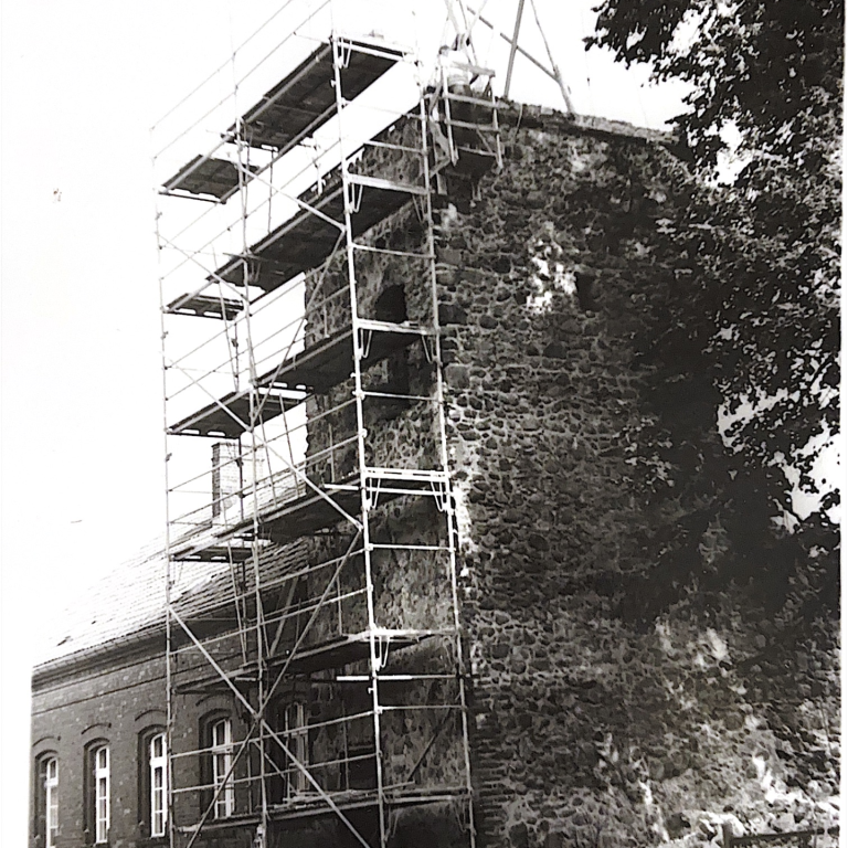 Berliner Torturm 1983 Bauarbeiten an der Spitze Renovierungsarbeiten an einem steinernen Gebäude mit Gerüst.